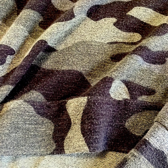 Lightly worn camo long sleeve top. Perfect conditions. Originally from express - Picture 2 of 7